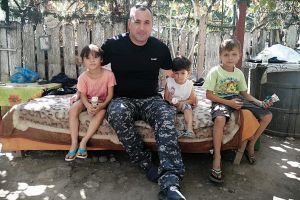 Ialomiţa: Erou pentru copii sărmani, în uniforma mascaţilor