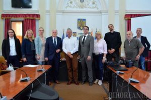 Discutăm... discuţii: Preşedintele CJ Bihor, Pásztor Sándor, s-a tras în poze cu o delegaţie din Germania (FOTO)