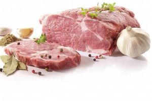 Carnea românească de porc, mai scumpă cu 15% ca anul trecut. Preţul la poarta fermei urcă spre pragul de 2 euro kilogramul