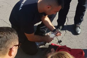 Femeie căzută pe stradă în Braşov, salvată de jandarmi