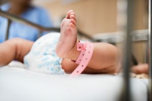 O femeie şi-a vândut copilul cu 15.000 de lei