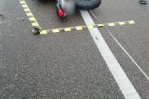 Accident grav! Două persoane au murit după impactul dintre o motocicletă şi un excavator