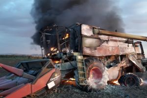 Tulcea: Incendiu la o combina agricola si la vegetatia uscata din zona (galerie foto)