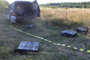 Peste 10.000 de pachete cu ţigări de contrabandă şi două autoturisme, reţinute cu focuri ...