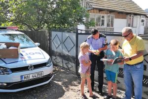 Poliţiştii au împărţit ghiozdane copiilor dintr-un cătun izolat şi romilor de la Șcheia