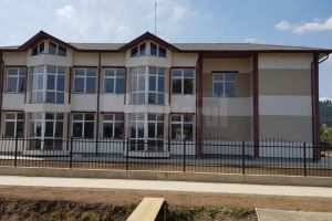 După un deceniu de aşteptare, elevii şi preşcolarii din Mironu vor învăţa în noua şcoală