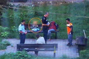 FOTO Revoltător! Un copil plângea în hohote lângă părinţii săi. Amândoi erau drogaţi şi nu reacţionau în niciun fel