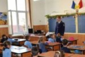 Două săptămâni de campanie pentru prevenirea riscurilor în rândul elevilor. Drogurile rămân principala ţintă