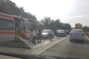 FOTO Accident în lanţ la Bradu – Trei maşini avariate