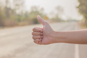 Trei sătmăreni au tâlhărit un tânăr după ce l-au luat în maşină la ocazie. I-au furat banii şi actele