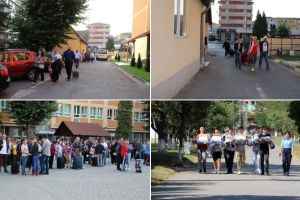 FOTO: Bobocii de la Colegiul Naţional Militar din Alba Iulia au făcut cunoştinţă cu noua viaţă de elev. Mişcări de instrucţie de front pentru defilarea ce va avea loc cu ocazia deschiderii noului an şcolar
