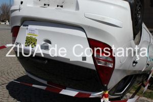 O masina s-a rasturant la intrare in comuna Cobadin