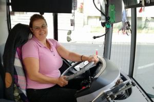 După doi ani de căutări, Transmixt a angajat prima femeie şofer de autobuz