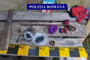 Politia Romana: Actiune pentru prevenirea si combaterea ilegalitatilor cu arme si munitii. Opt persoane retinute (Galerie foto)
