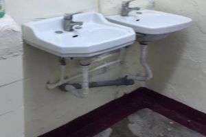 FOTO: Condiţiile inumane în care vor învăţa, de luni, elevii Școlii Ion Basgan, la fostele internate şcolare