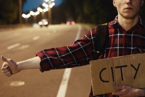 Prădat la autostop: Un tânăr a fost jefuit în Bihor de trei bărbaţi care l-au luat în maşină să-l ducă la Carei
