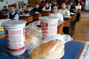 Elevii botoşăneni vor primi anul acesta şcolar lapte, corn şi biscuţi