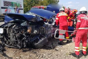 Bărbat rămas încarcerat, în urma coliziunii dintre un autocamion şi un autoturism