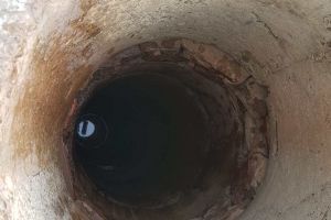 Doi bărbaţi căzuţi într-o fântână de 12 metri adâncime, salvaţi de pompieri