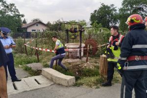 Doi bărbaţi au murit după ce au încercat sa cureţe un puţ