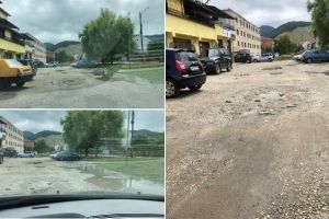 FOTO| Știrea ta: O parcare neamenajată dintr-un cartier de blocuri din Cugir, motiv de nemulţumire pentru locuitorii din zonă