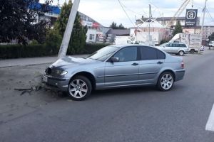 Italian care conducea băut o maşină închiriată a lovit un stâlp pe Calea Moldovei