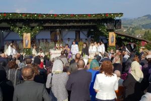 Mănăstirea Piatra Fântânele îşi serbează hramul de Naşterea Maicii Domnului