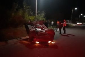 FOTO Accident! Un BMW s-a răsturnat pe un drum din Botoşani. Trei tineri se aflau în maşină