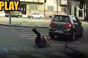 VIDEO. Accident surprins LIVE în Satu Mare. Impact între o maşină şi un băbat pe trotinetă