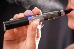 O substanţă, deocamdată neidentificată, din ţigările electronice, duce la boli grave de plămâni
