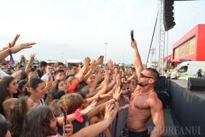 A început Festivalul Familiei, cu bunătăţi, jocuri şi concerte, la ERA Park. Dorian a renunţat la tricou pentru fane (FOTO / VIDEO)