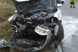 Maşină INDENDIATĂ! S-a IZBIT de un copac şi a izbucnit în FLĂCĂRI