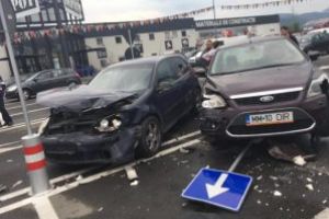 1 pentru siguranta! Este nota pe care o da ZiarMM.ro soferului, care a intrat cu viteza in parcarea de la Auchan