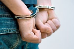 Tânăr de 21 de ani reţinut după ce a comis zeci de infracţiuni în Timişoara
