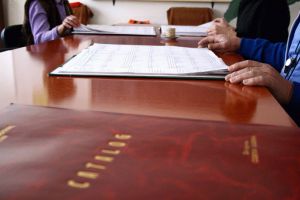 Profesorii, obligaţi să treacă pe la poliţie. Ei trebuie să prezinte la şcoală o adeverinţă că nu sunt violatori, pedofili sau suspecţi în dosare penale cu agresiuni sexuale