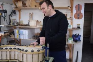 Un lutier din Reghin, devenit celebru la Cremona, îşi schimbă numele după brandul creat de el