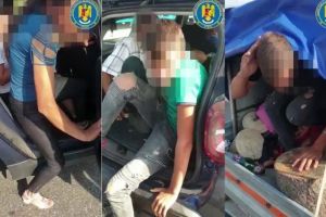 Inconştienţă în trafic: 12 pasageri înghesuiţi într-un autoturism