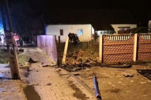 O mamă a murit iar copiii sunt răniţi grav după ce tatăl, băut, a intrat cu maşina în casă