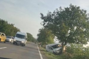 FOTO Accident pe drumul Botoşani- Iaşi. Un şofer a ajuns cu microbuzul în copac