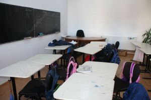 Elevii, îndemnaţi să poarte banderole negre în prima zi de şcoală