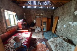FOTO Apel disperat la ajutor pentru o familie din judeţul Botoşani. Doi adulţi şi şase copii locuiesc în condiţii improprii