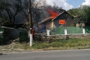 Alerta la pompieri: Arde o casa in satul Negureni, judetul Constanta. O femeie a facut atac de panica