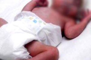 O femeie i-a dat bebeluşului său de două luni să bea motorină