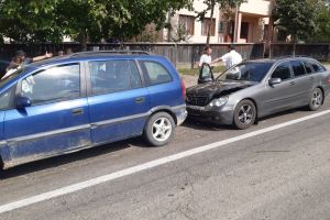 FOTO Accident pe un drum naţional din Botoşani, produs de şoferul unui Mercedes