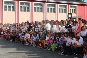 Elevii sunt indemnati la proteste din prima zi de scoala. #doliupentrueducatie