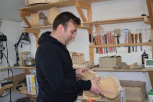 REPORTAJ Un lutier din Reghin, devenit celebru la Cremona, îşi schimbă numele după brandul creat de el