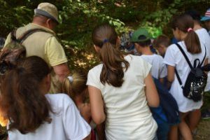 Traseu cu tiroliana şi „căutare de comori”, ultimele activităţi din vacanţa de vară a tinerilor „GRIT”