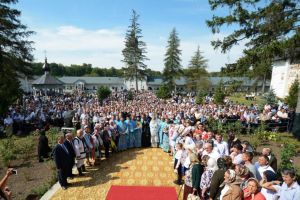 FOTO! Sute de credincioşi la hramul Mănăstirii Vorona. IPS Teofan: Ca obşte, trebuie să avem în faţă două lucruri: familia şi cuvântul lui Dumnezeu