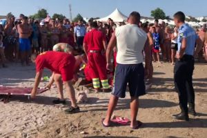  Interventie dramatica, aseara, la Costinesti. Patru pompieri de la ISU Horea Mures au salvat doi barbati 