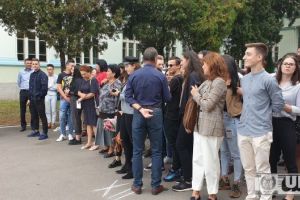 FOTO/VIDEO: A sunat clopoţelul, printre emoţii şi flori, pentru elevii de la „HCC”. Primul an după centenar, celebrat într-un cadru festiv